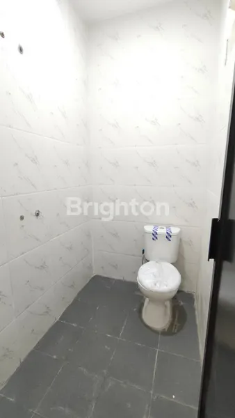 image RUMAH BARU GRESS AMERICAN STYLE 2 LANTAI 3 KAMAR SHM SIAP HUNI DI MERR RUNGKUT – LOKASI STRATEGIS, ROW JALAN LEBAR! (8)