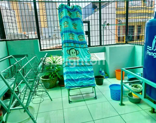 image HUNIAN NYAMAN RUMAH 3 LANTAI DI JELAMBAR,  ROW 1 MOBIL (6)