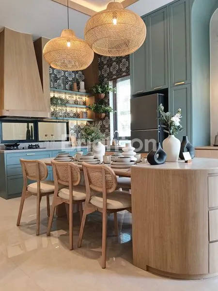 image RUMAH CLASIC 3 LANTAI DI CITRA 8 KALIDERES (5)