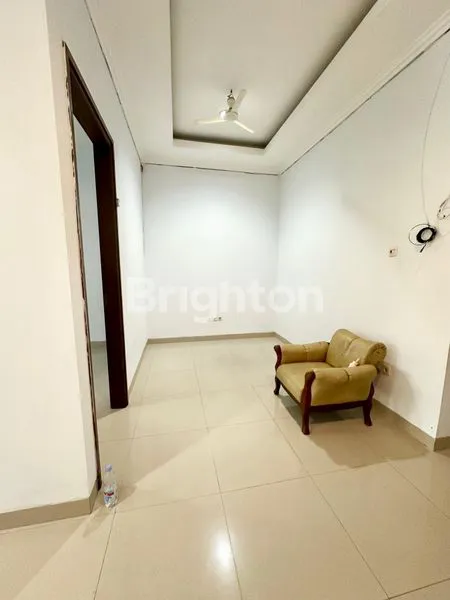 image RUMAH RAPI TERAWAT 2,5 LANTAI, SIAP HUNI , DURI KEPA , DEKAT TANJUNG DUREN, JAKARTA BARAT (4)