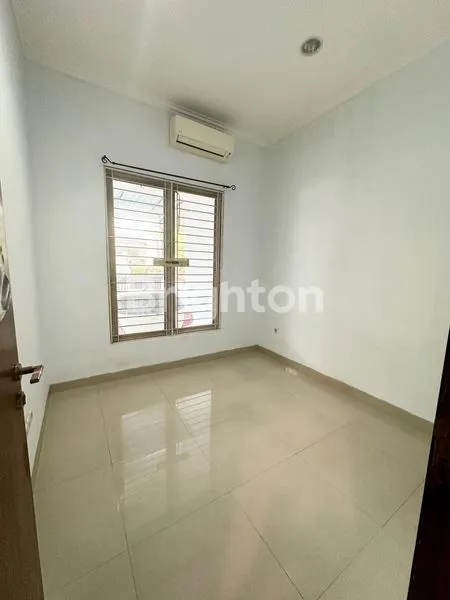 image RUMAH RAPI TERAWAT 2,5 LANTAI, SIAP HUNI , DURI KEPA , DEKAT TANJUNG DUREN, JAKARTA BARAT (7)