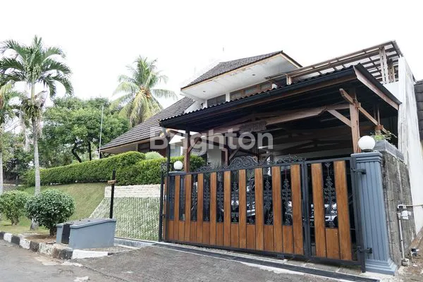 DI JUAL RUMAH MEWAH HOEK FURNISHED SIAP HUNI DI VILLA DUTA BOGOR, HANYA 10 MENIT DARI KE GERBANG TOL JAGORAWI, 7-10 MENIT KE BOTANI SQUARE, 7-10 MENIT KE IPB BARANANGSIANG, 10-15 MENIT KE STASIUN BOGOR, 12-15 MENIT KE KEBUN RAYA BOGOR & ISTANA BOGOR