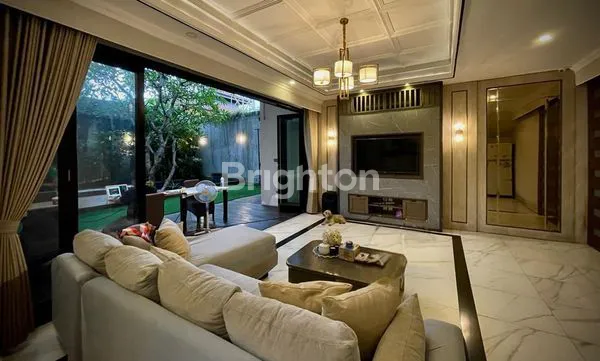 image RUMAH MEWAH 3 LANTAI DI RENON – DESAIN ELEGAN & LOKASI PREMIUM DEKAT PUSAT KOTA (5)