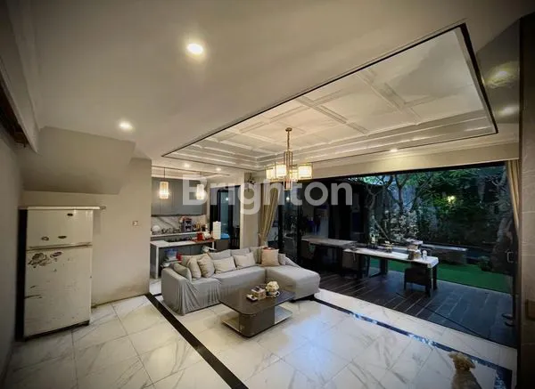 image RUMAH MEWAH 3 LANTAI DI RENON – DESAIN ELEGAN & LOKASI PREMIUM DEKAT PUSAT KOTA (6)