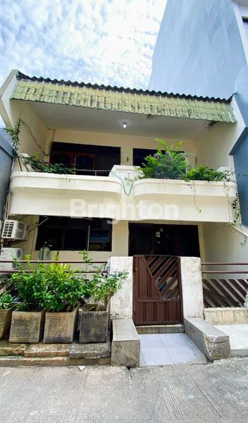 image RUMAH 2 LANTAI 150M² MENGHADAP SELATAN TEMBUS MENGHADAP BARAT TERDAPAT 3 TOKO DI PADEMANGAN JAKARTA UTARA  (1)