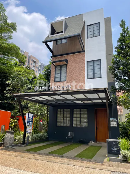 RUMAH 3 LANTAI TIPE PASSA DI SYNTHESIS HUIS JAKARTA – LOKASI STRATEGIS