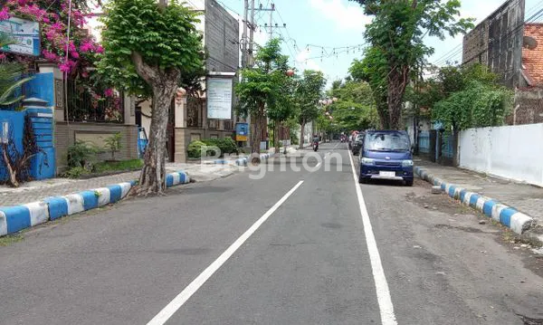 image RUMAH HITUNG TANAH BUYA HAMKA DI PUSAT KOTA JOMBANG DEKAT STASIUN KA LOKASI NOL JALAN RAYA COCOK UNTUK PERKANTORAN, TEMPAT USAHA, MINIMARKET (2)