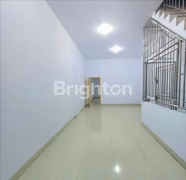 image RUKO KOMERSIAL MMTC , PANCING - POSISI STRATEGIS - SIAP HUNI - HARGA DAN KONDISI BAGUS BARU RENOVASI, PINTU UTAMA DOUBLE BESI PRESS - JERJAK BESI JENDELA DAN CANOPY DEPAN RUKO (4)