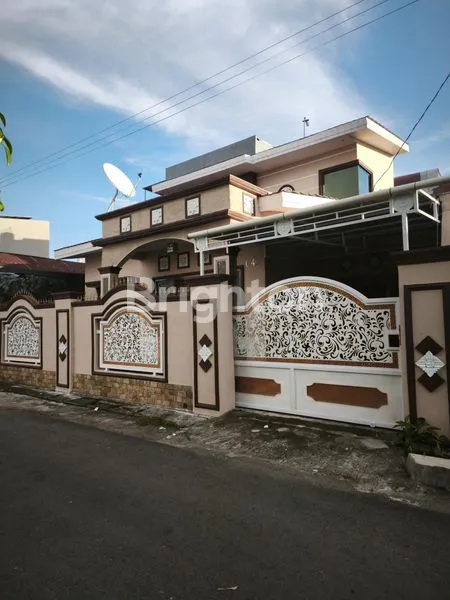 RUMAH SIAP HUNI DENGAN AREA PARKIR YANG LUAS