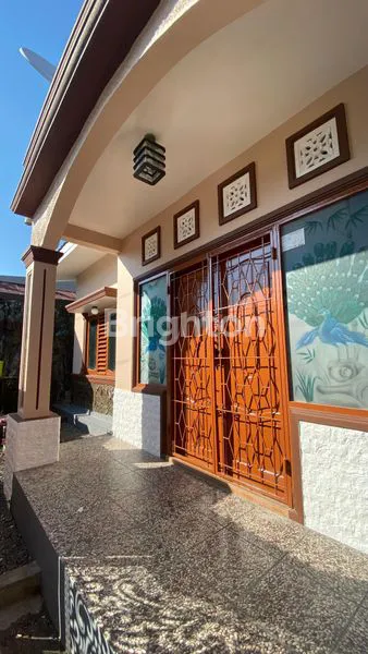 image RUMAH SIAP HUNI DENGAN AREA PARKIR YANG LUAS (2)