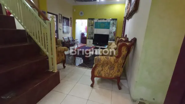 image RUMAH SIAP HUNI DENGAN AREA PARKIR YANG LUAS (3)