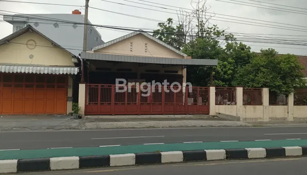 TOKO 120M DI JL SOLO SRAGEN MASARAN