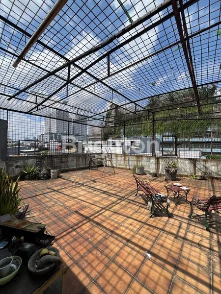 image RUMAH BESAR DI KAWASAN JEMBATAN BESI - JAKARTA BARAT (8)