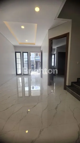 image RUMAH BARU 3 LANTAI • ARSITEKTUR MODERN MINIMALIS • SUNRISE GARDEN (4)