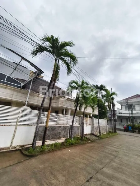image RUMAH TUA HOEK PLUIT UTARA 420 M2 BOULEVARD HITUNG TANAH HADAP BARAT DAN UTARA SERTIFIKAT SHM (1)