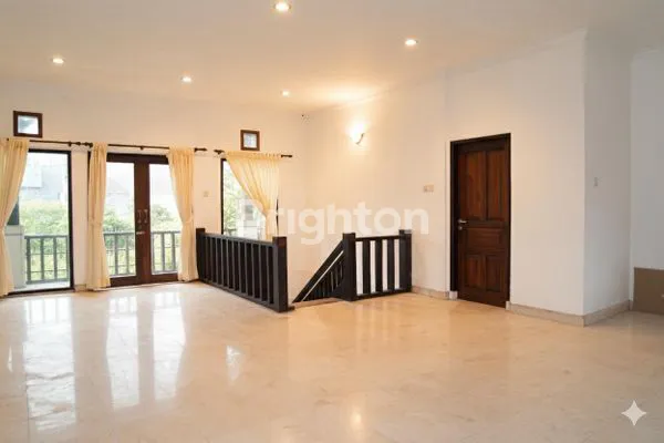 image RUMAH MEWAH 2 LANTAI DENGAN POOL DI  KOTA DENPASAR (7)