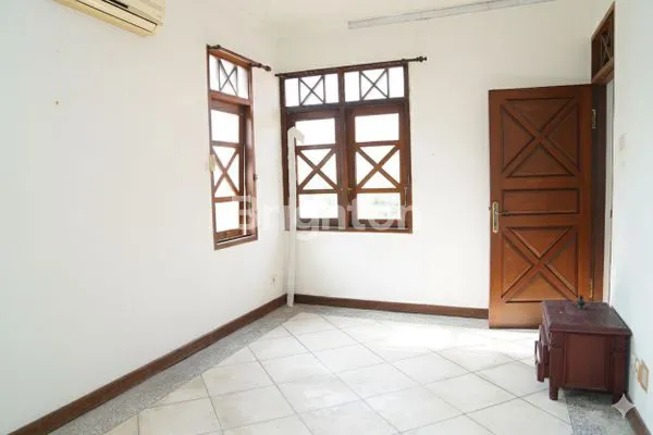 image RUMAH MEWAH 2 LANTAI + KOLAM RENANG PRIBADI DI IMAM BONJOL (8)