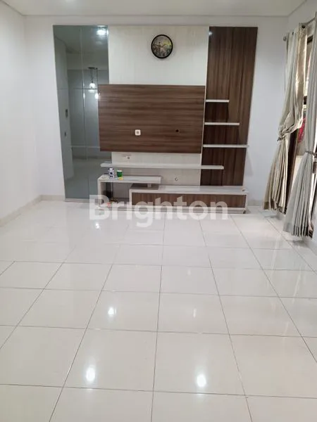 image RUMAH 3 LANTAI SIAP HUNI DI GREENWICH BSD (1)