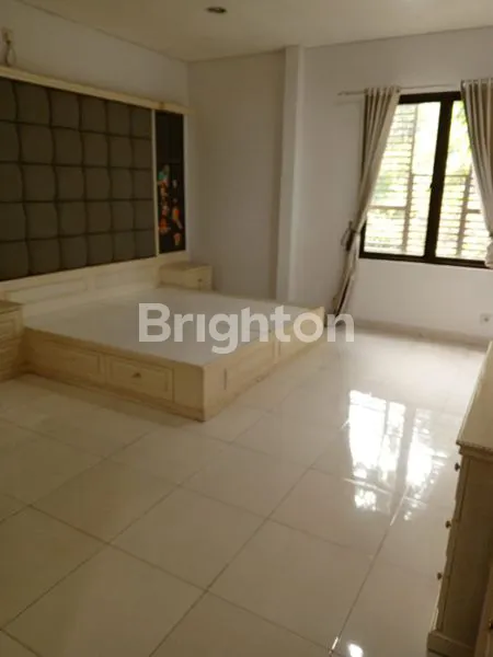 image RUMAH 3 LANTAI SIAP HUNI DI GREENWICH BSD (3)