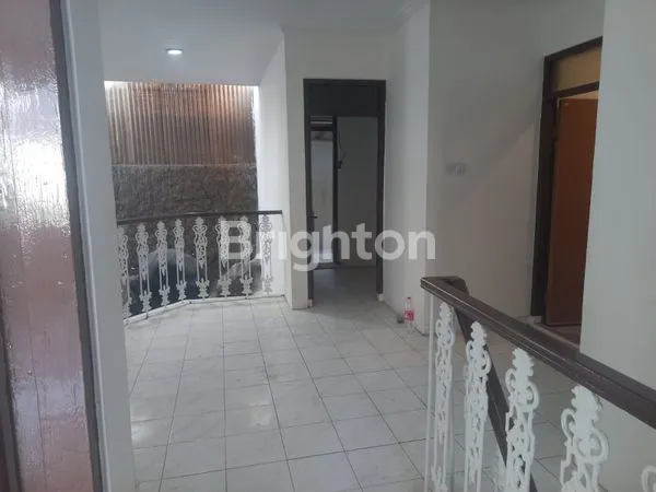 image RUMAH 2 LANTAI CBU CAWANG JATINEGARA JAKARTA TIMUR STRATEGIS BEBAS BANJIR\N (8)