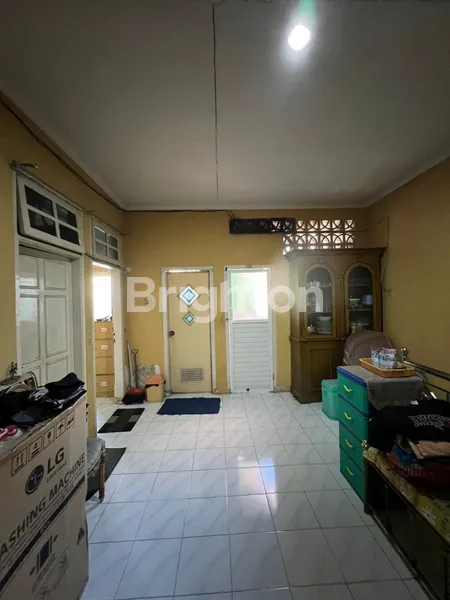 image RUMAH SIAP HUNI FULL FURNISHED 2 LANTAI DENGAN DESAIN MODERN DAN KONDISI TERAWAT, LOKASI STRATEGIS DI PERUM TPI (3)