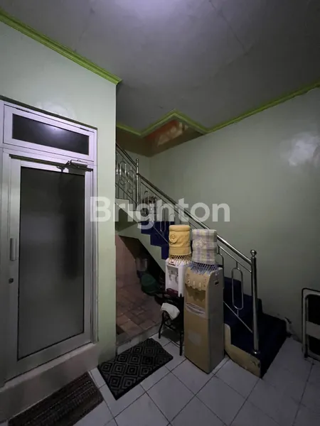 image RUMAH SIAP HUNI FULL FURNISHED 2 LANTAI DENGAN DESAIN MODERN DAN KONDISI TERAWAT, LOKASI STRATEGIS DI PERUM TPI (4)