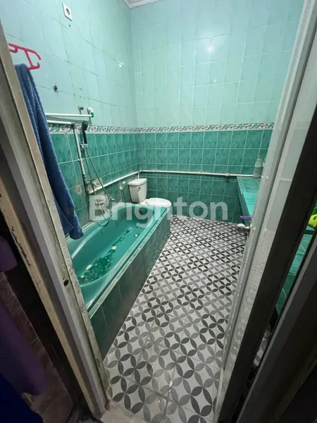 image RUMAH SIAP HUNI FULL FURNISHED 2 LANTAI DENGAN DESAIN MODERN DAN KONDISI TERAWAT, LOKASI STRATEGIS DI PERUM TPI (7)