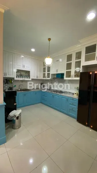 image LOKASI STRATEGIS RUMAH 2 LANTAI FULL FURNISHED DENGAN BANYAK KAMAR ,SIAP HUNI DIDALAM CLUSTER FAVORIT KOTA WISATA CIBUBUR, GUNUNG PUTRI, BOGOR (3)