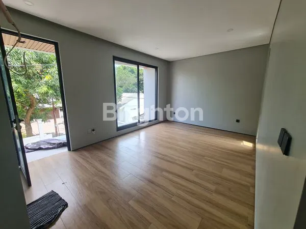 image BRAND NEW.  RUMAH BARU DAN NYAMAN , 3 LANTAI  DI  SEKITAR BINTARO. RUMAH TERANG DAN SIRKULASI UDARA LANCAR (8)