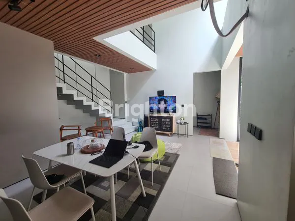 image BRAND NEW.  RUMAH BARU DAN NYAMAN , 3 LANTAI  DI  SEKITAR BINTARO. RUMAH TERANG DAN SIRKULASI UDARA LANCAR (2)