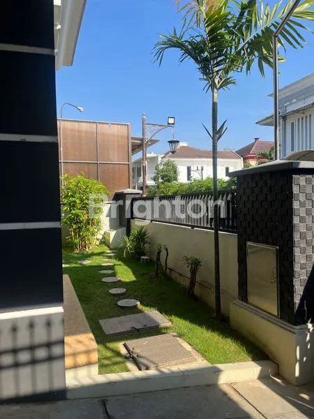 image RUMAH MINIMALIS MODERN DI BAVARIAN VILLAGE JALAN DARMO BAVARIAN DEKAT TOL SATELIT, PASAR MODERN DARMO PERMAI, SPORT CENTER  (2)