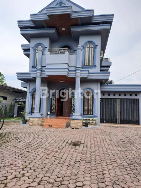 image RUMAH 2 LANTAI DENGAN HALAMAN LUAS (8)