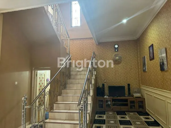 image RUMAH 2 LANTAI DENGAN HALAMAN LUAS (3)