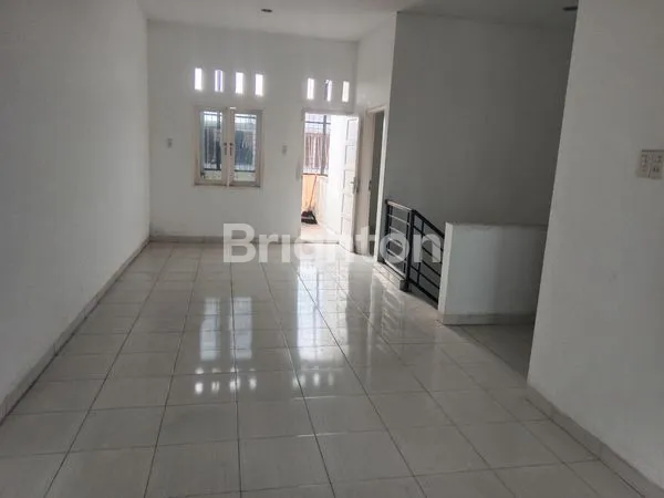 image RUMAH 2 LANTAI SHM DI JL GARUDA MEDAN (5)