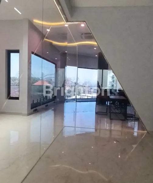 image GEDUNG 3 LANTAI HADAP SELATAN – LUAS, KOKOH, DAN SIAP PAKAI\\\\\\\\N (4)