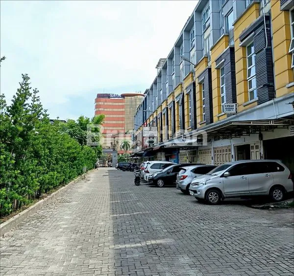 image RUKO 3,5 TINGKAT POSISI HOOK SIAP HUNI SEMI FURNISHED DI KOMPLEK BISNIS LOKASI INTI KOTA YANG STRATEGIS - KOMPLEK ISTANA PRIMA 2 JL BRIGJEND KATAMSO, MEDAN (3)