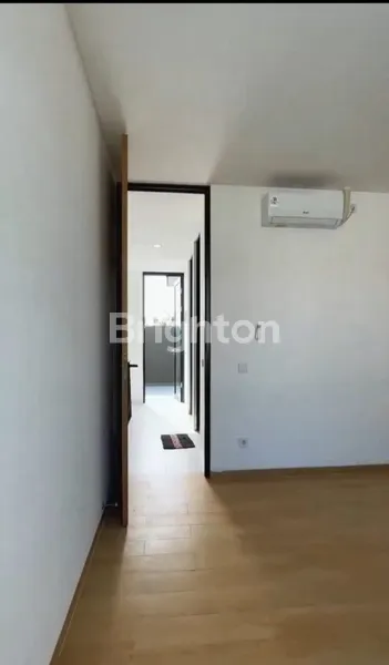 image RUMAH BARU SIAP HUNI 2 LANTAI 3 KAMAR DI CENTRAL PARK MERR HANYA 1,4M - FREE BIAYA, CANOPY & AC (7)