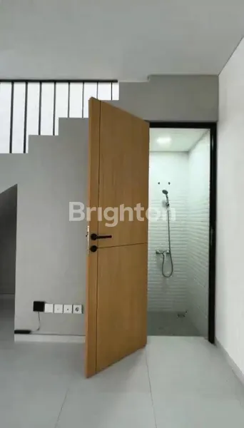 image RUMAH BARU SIAP HUNI 2 LANTAI 3 KAMAR DI CENTRAL PARK MERR HANYA 1,4M - FREE BIAYA, CANOPY & AC (8)