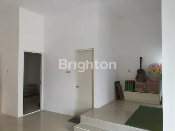 image RUMAH SECOND TERAWAT 1 LANTAI POJOK RUNGKUT BARATA DEKAT KAMPUS UPN UBAYA RS MITRA KELUARGA RAYA MERR GUNUNGANYAR TOL TAMBAKSUMUR POCAND (5)