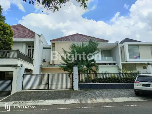 image RUMAH MEWAH 2 LANTAI SIAP HUNI  FULL FURNISHED DI BOULEVARD KOTA WISATA (1)