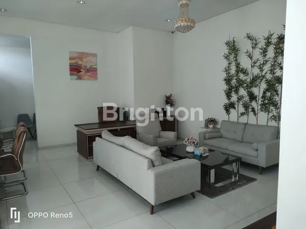 image RUMAH MEWAH 2 LANTAI SIAP HUNI  FULL FURNISHED DI BOULEVARD KOTA WISATA (3)