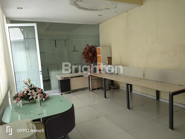image RUMAH MEWAH 2 LANTAI SIAP HUNI  FULL FURNISHED DI BOULEVARD KOTA WISATA (8)