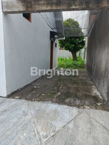 image DIJUAL RUMAH DI TENGAH KOTA DEKAT DENGAN FASILITAS PUBLIK DAN HANYA BEBERAPA METER SAJA KE JL.SLAMET RIYADI! (8)