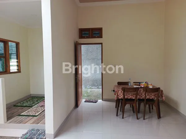 image DIJUAL RUMAH DI TENGAH KOTA DEKAT DENGAN FASILITAS PUBLIK DAN HANYA BEBERAPA METER SAJA KE JL.SLAMET RIYADI! (7)