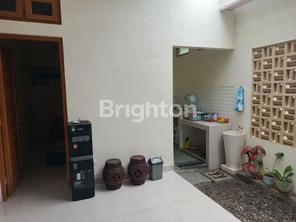 image DIJUAL RUMAH DI TENGAH KOTA DEKAT DENGAN FASILITAS PUBLIK DAN HANYA BEBERAPA METER SAJA KE JL.SLAMET RIYADI! (5)