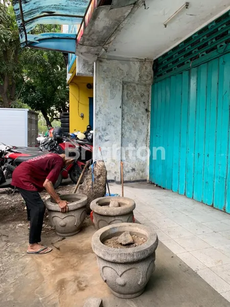 RUKO 3 LANTAI KAWASAN PERDAGANGAN LEGENDARIS SURABAYA PUSAT SANGAT STRATEGIS LINGKUNGAN BISNIS AKTIF JALAN PENGAMPON SURABAYA