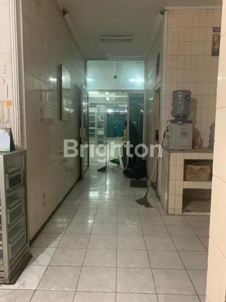 image RUKO 3 LANTAI KAWASAN PERDAGANGAN LEGENDARIS SURABAYA PUSAT SANGAT STRATEGIS LINGKUNGAN BISNIS AKTIF JALAN PENGAMPON SURABAYA (6)