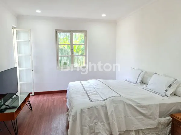 image RUMAH MEWAH 3,5 LT, SIAP HUNI+SEMI FURNISHED+S POOL, RUMAH DALAM KOMP STRATEGIS DI KEMANG BARAT (6)