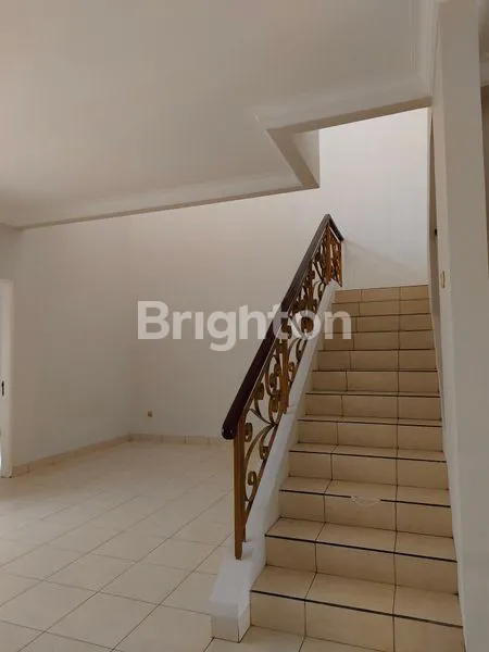 image RUMAH MEWAH 2 LANTAI LT 200 DI KOTA WISATA CIBUBUR (3)