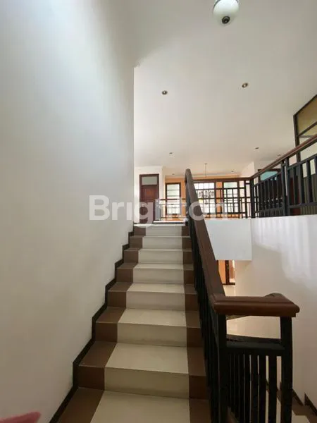 image RUMAH MEWAH 2 LANTAI, LT 400M² DI GATOT SUBROTO (3)